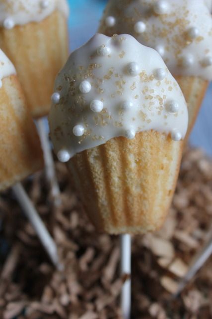 Madelines dipped in white chocolate, covered in "pearls"   "Oysters and Pearls" Madeline Cake, Madeleine Cake, Madeline Cookies, Madeleine Recipe, Madeleine Cookie, Baby Shower Party Ideas, Shower Party Ideas, French Desserts, Baby Shower Party