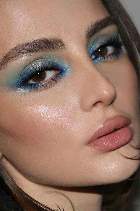 Wet Eyeshadow Look, Wet Eyeshadow, Blue Eyeshadow Looks, Maquillage On Fleek, Blue Makeup Looks, Makeup Cute, Photography Selfie, Eye Makeup Designs, Dope Makeup