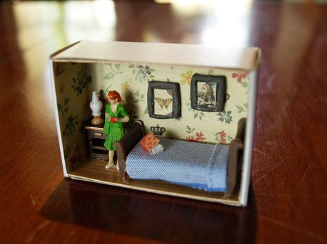 Matchbox house miniature www.suitcasedollhouse.com Matchbox Dollhouse, Matchbox House, Matchbox Crafts, Altered Tins, Matchbox Art, Altered Boxes, Miniature Rooms, House Miniature, Tiny Dolls