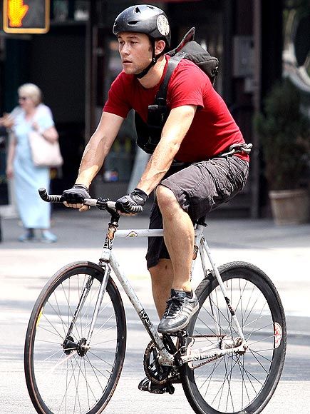 fixie Cycle Chic Men, Premium Rush, Bike Fixie, Gordon Levitt, Bike Outfits, Urban Bicycle, Garage Bike, Joseph Gordon, Bike Pictures