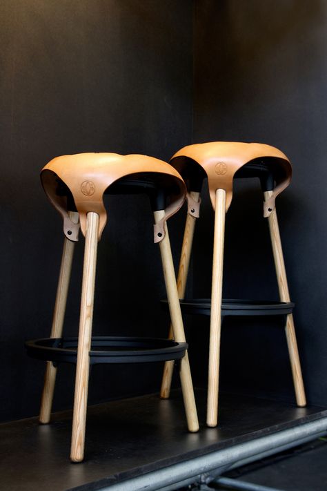 Saddle-Stool-01 Leather Stool, Design Label, Metal Bar Stools, Stool Design, Seat Design, Cool Things, Design Light, Leather Furniture, Dutch Design