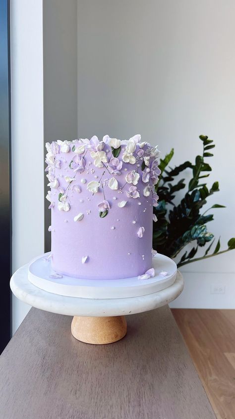 Floral Cake Ideas Birthday, Simple Purple Cake Designs, Lavender Cake With Flowers, Pretty Purple Cakes, Violet Cake Design For Birthday, Lavander Cakes Ideas, Lavender Color Cake Birthday, Lavender Theme Cake, Lilac Cake Design