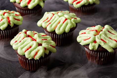 Delish Zombie Cupcakes, Brain Cupcakes, Scary Halloween Food, Witch Finger Cookies, Zombie Brain, Zombie Cake, Finger Cookies, Low Calorie Soup, Spooky Halloween Treats