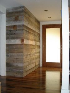 50 de Poze si Idei de Montare Parchet pe Perete - laminat-parchet.ro Industrial Lofts, Wooden Work, Old Barn Wood, House Details, Wood Accent Wall, Entryway Wall, Wooden Floors, Barn Board, Wood Ideas