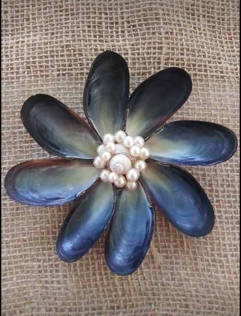 Mussel Shell Art, Shell Flowers Seashell Crafts, Mussels Crafts Shells, Muscle Shell Art, Mussel Shell Crafts, Shell Crafts Sculptures & Statues, Seashell Crafts Sculptures & Statues, Shell Flower And Driftwood, Seashell Art Diy