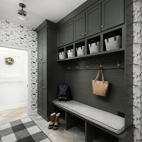 75 Beautiful Mudroom Ideas & Designs - January 2023 | Houzz AU Wallpaper Mudroom, Mudroom Dog Room, Mud Room Laundry Room Combo, Home Decor For Small Spaces, Laundry Room/mudroom, Mudroom Remodel, Entry Storage, Mudroom Cabinets, Mudroom Makeover