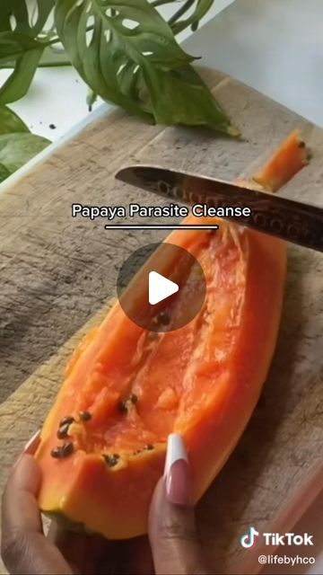 Be Nutrimental on Instagram: "Papayas are especially helpful if you are dealing with digestive issues like IBS, constipation or inflammation of the gut lining. Papayas soothes irritated nerves in intestinal lining, and the papaya seeds are incredible to prevent and kill parasites in the gut (eat maximum 6 black seeds a day). 🙌🏽 So for the next time you are travelling; if you find yourself constipated, uncomfortably bloating, with a stomach upset or an parasite infestion, eat the papaya and save this post so you won’t forget! 

Follow @lifebyhco on tik tok!

#papaya #holisticliving #naturalmedicine #diet #cleanse #coloncleanse #benutrimental #healthyeating #cleaneating #smoothie #holistichealth #parasitecleanse  #didyouknow" Papaya Seed Parasite Cleanse, Papaya Seeds How To Eat, Papaya Seeds For Parasites, Papaya Seed Recipes, Parasite Cleanse Diet, Intestinal Cleanse, Diet Cleanse, Papaya Smoothie, Intestinal Parasites