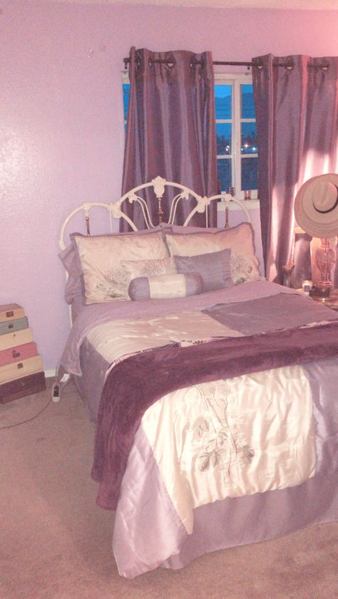 Purple vintage bedroom Purple Vintage Bedroom, Lilac Room Aesthetic, Vintage Room Ideas 70s, Light Purple Bedroom, Vintage Bedroom Aesthetic, British Bedroom, Bedroom 90s, Groovy Bedroom, 2000s Bedroom