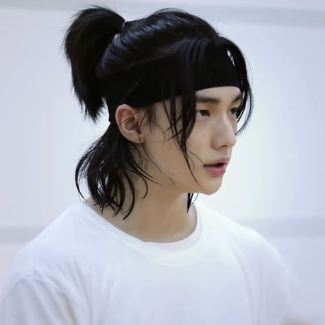 hyunjin skz lq Black Hair Long Hair, Two Ponytail Hairstyles, Two Ponytails, Long Hair Ponytail, Half Ponytail, Kpop Hair, Hair Icon, Boys Long Hairstyles, Yellow Hair