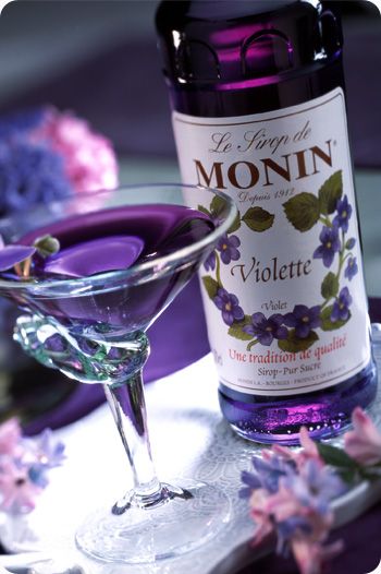 Lavender Martini, Vanilla Liqueur, Purple Drink, Pretty Cocktail, Color Uva, Martini Ingredients, Party Cocktails, Drinks Party, Lavender Syrup