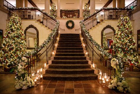 Staircase Wedding Ceremony, Grand Staircase Entrance, Foyer Christmas Decor, Wedding Staircase Decoration, Christmas Entrance, Bloxburg Homes, Wedding Staircase, Christmas Entry, Christmas Staircase