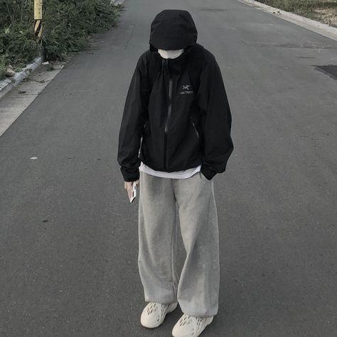 Grey Sweatpants Outfit Men Street Styles, Korean Gorpcore, Grey Sweatpants Outfit Men, Baggy Aesthetic Outfits, Grey Sweatpants Outfit, Sweatpants Outfit For School, Yk2 Style, Fits Male, Sweatpants Outfits For School