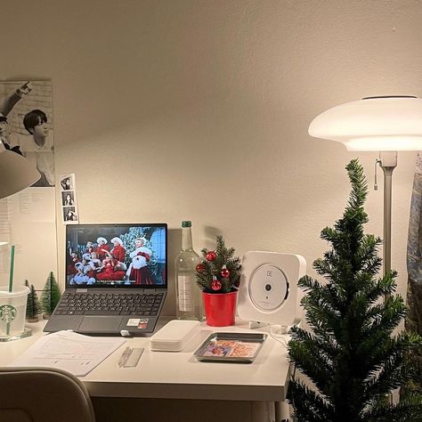 Room Inspo Decor, Christmas Desk Decorations, Christmas Desk, Christmas Desktop Wallpaper, Work Desk Decor, Apartment Loft, Desk Inspo, Bedroom Desk, Desk Areas