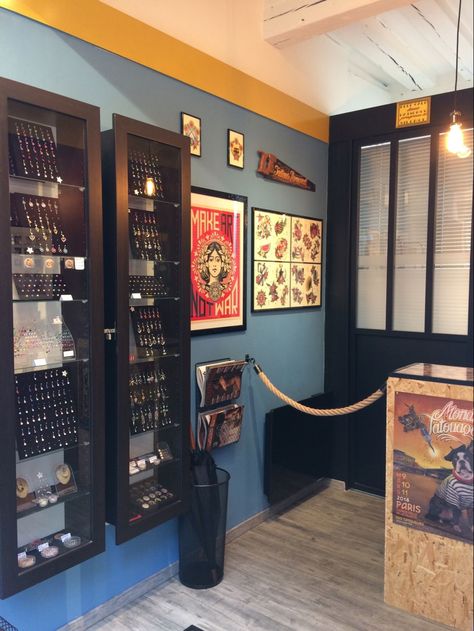 Tattoo Shop Lobby Ideas, Tattoo Shop Setup, Piercing Room Interior Design, Tattoo Shop Ideas Decor, Small Tattoo Shop Interior, Piercing Room Ideas, Piercing Shop Interior, Piercing Studio Decor, Tattoo Booth Ideas