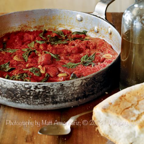 FABIO’S TOMATO SAUCE WITH OIL AND GARLIC | Chef Fabio Viviani Fabio Viviani Recipes, Fabio Viviani, Sauce Bolognaise, Tomato Recipes, Italian Dishes, Pasta Sauce, I Love Food, Sauce Recipes, Tomato Sauce