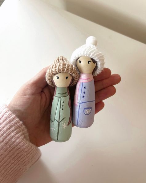 Winter buddies ❄️ #pegdolls #pegdoll #pegdollsofinstagram #pegdollfamily #pegdollpainters #pegdollset #pegdollart Winter Peg Dolls, Doll Family, Peg Dolls, Dolls, Quick Saves, Art