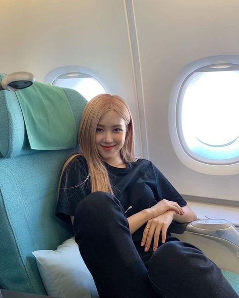 Rosé in airplane Rosé Instagram Update, Roseanne Park, Rosé Instagram, Female Idols, Park Rosé, Becky G, Park Chaeyoung, Jennie Lisa, Rosé Blackpink