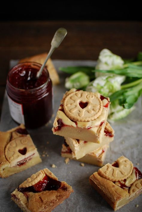 White chocolate blondies featuring the king of biscuits, the Jammy Dodger. Chocolate Blondies, White Chocolate Blondies, Cookie Butter, Food Cakes, Brownie Recipes, Easy Cake, Dessert Bars, Tray Bakes, No Bake Cake