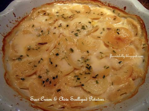 Fleur de Lolly: Sour Cream & Chive Scalloped Potatoes. A very easy and fast side dish to add to your meal rotation. Appetizers Vegetable, Baked Potato Casserole, Easy Potato Recipes, Scalloped Potato Recipes, Creamed Potatoes, Potato Recipes Side Dishes, Canadian Food, Baked Pork, Baked Pork Chops