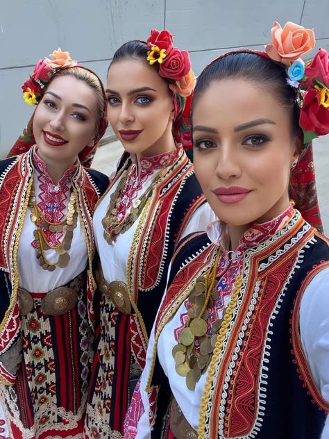 Macedonia People, Traditional Italian Clothing, Serbian Women, Bulgarian Women, Culture Day, European Aesthetic, Ukrainian Art, National Dress, Folk Dresses