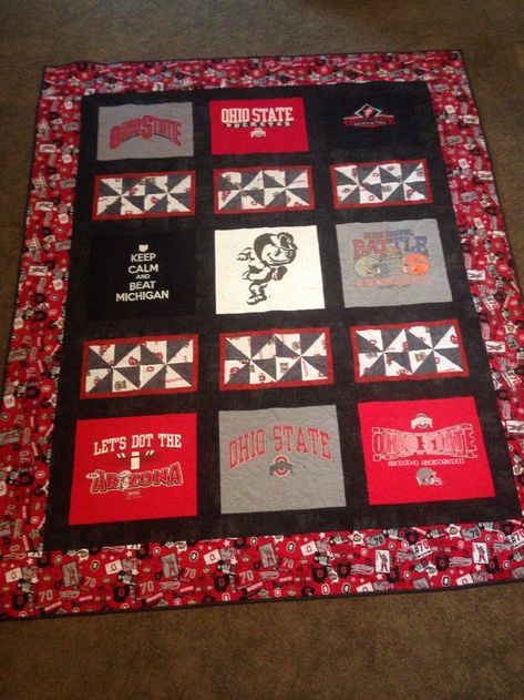 Make an Amazing T-shirt Quilt in 7 Steps! - Craft projects for every fan! Tshirt Quilts Ideas Layout, Tshirt Tips, Quilts Bedroom, Alabama Quilt, Tshirt Quilt Diy, Tshirt Quilt Pattern, Tshirt Quilts, Tee Shirt Quilt, Sports Quilts