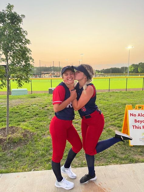 Softball Pics With Best Friend, Professional Softball Pictures, Softball Pictures Ideas, Softball Media Day Pictures, Cute Softball Pictures, Softball Pictures With Friends, Softball Fits, Softball Girlfriend, Softball Aesthetic Pictures