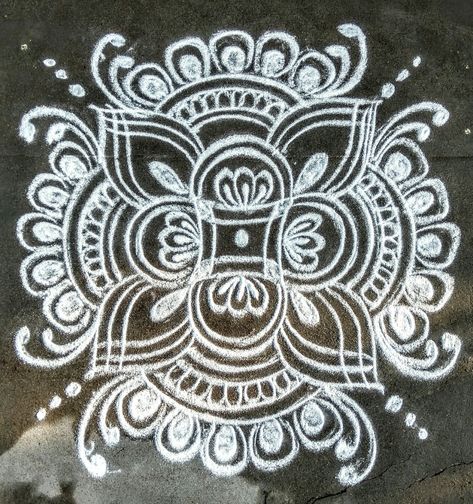 Rangoli Dots, Simple Muggulu, Easy Rangoli Designs Videos, Very Easy Rangoli Designs, Rangoli Designs Photos, Rangoli Designs Simple Diwali, Alpona Design, Rangoli Simple, Rangoli Side Designs