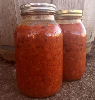 Recipe for canning homemade chili. How To Can Homemade Chilli, Canned Chili Recipes, Chili Canning Recipe, Easy Canning Recipes, Canning Soups, Freezing Mushrooms, Water Canning, Canning Chili, Canning Granny