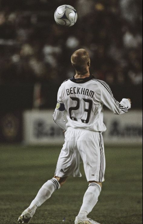 Beckham 🥹❤️‍🔥 David Beckham Wallpaper, David Beckham Football, Beckham Football, Real Madrid Pictures, Cr7 Messi, Manchester United Wallpaper, Football Players Images, Real Madrid Wallpapers, Football Illustration