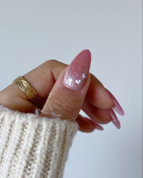 #pinkvelvetnails #velvetnails #nqiltrends #magnetic #pinknails #naildesigns Magnetic Heart Nails, Nails White Heart, Pink Velvet Nails, White Heart Nails, Nails Magnetic, Nails Heart, Heart Nail Designs, Velvet Nails, Heart Nail