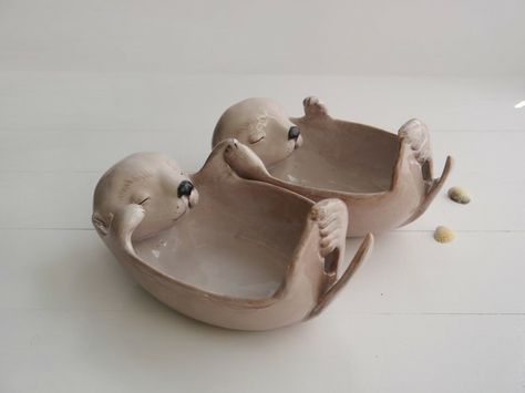 Otter Clay Dish, Otter Sculpture Clay, Clay Otter Diy, Pinch Pot Ideas Ceramics Animals, Otter Pottery, Ceramic Otter, Clay Otter, Otter Ceramic, Animal Plates