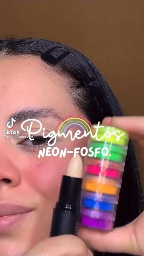 By @nubiafiguerooa Neon Color Makeup Looks, Neon Makeup Tutorial, Eyeshadow Art Creative, Simple Neon Makeup, Neon Party Makeup, Neon Makeup Ideas, Neon Makeup Looks, Neon Eye Makeup, Neon Eyeliner