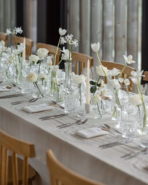 Wedding Venue Floral Decorations, Single Stem Florals Wedding, Table Seating Chart Wedding Long Tables, Simple Flower Wedding Decorations, Simple Flower Table Decor, High Top Table Decor Wedding, Minimalist Wedding Table Florals, White Flower Bud Vases Wedding, Simple Elegant Tablescapes