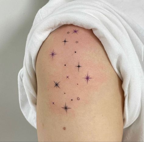 ਏਓ Aesthetic Aries Tattoo, Sparkle Hip Tattoo, Tattoo Ideas Sparkle, Sprinkles Tattoo, Star Sparkle Tattoo, Thigh Tattoo Ideas Female, Female Hip Tattoos, Arm Tattoos Stars, Women Hip Tattoos