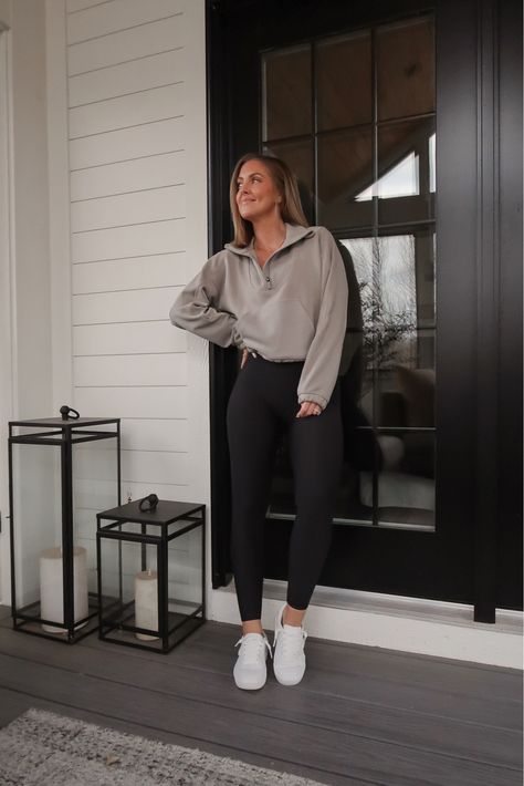 Athletic Lounge Outfits, Nice Athleisure Outfits, Lazy Professional Outfit, Casual Coffee Shop Outfits, Athleisure Outfits Aesthetic, Fit Aesthetics Women, Stylish Athletic Outfits, Athleisure Work Outfit, Mom Athleisure Style