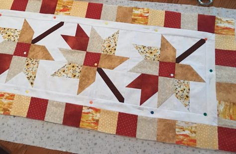 Quilted Leaves Table Runner for Fall - Sulky Quilted Leaves, Leaf Table Runner, Leaves Table Runner, Designs By Juju, Cottage Quilt, Table Runner Pattern, Harvest Decorations, Bed Runner, Thread Spools