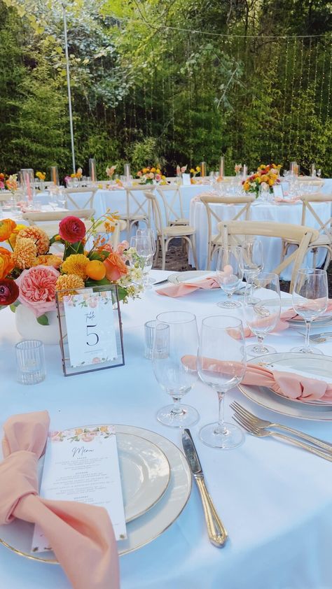 Simple Colorful Centerpiece Wedding, Colorful Wedding Setup, Round Table Setting Ideas Wedding Simple, Peachy Wedding Decoration, Wedding Place Settings Colorful, Garden Flower Wedding Centerpieces, Colourful Napkins Wedding, Garden Wedding Round Table, Circle Table Wedding Decor Colorful