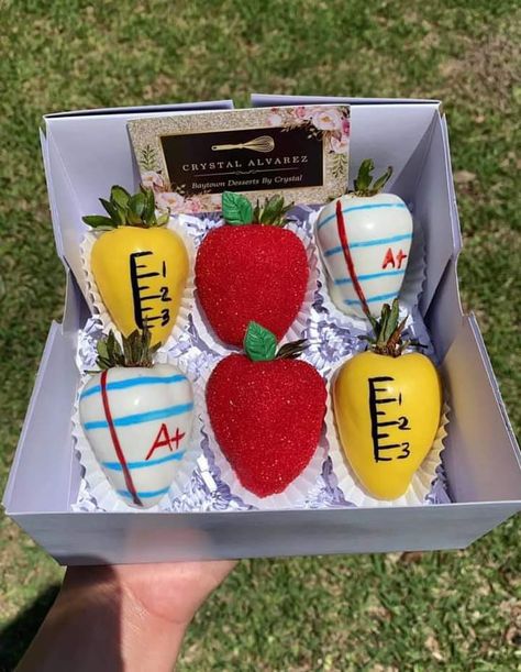 School Themed Desserts, Back To School Chocolate Strawberries, Teacher Appreciation Sweets, Teacher Appreciation Treat Boxes, Back To School Strawberries, Teacher Strawberries, Teacher Appreciation Strawberries, Teacher Chocolate Covered Strawberries, Teacher Appreciation Desserts