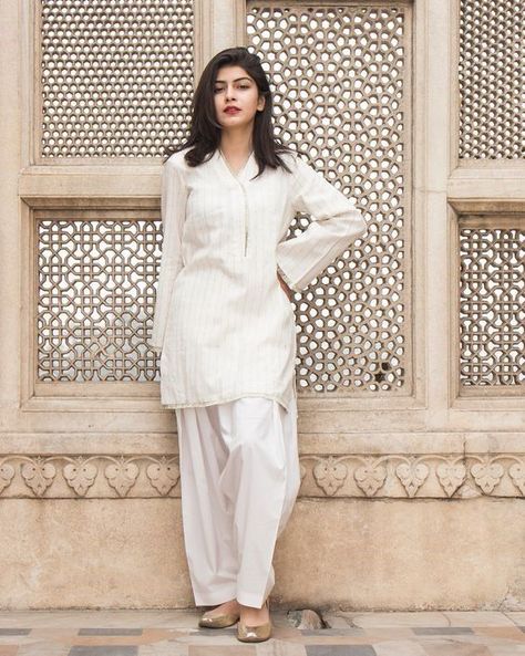 19 30 Ideas On How To Wear White Shalwar Kameez For Women Simple Shalwar Design, Black And White Shalwar Kameez, Shalwar Design For Women, Shalwar Kameez Designs For Women, White Shalwar Kameez, Desi Casual, Shalwar Kameez Designs, Shalwar Design, Punjabi Dresses