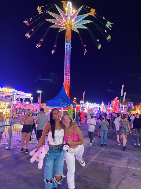 Fair Photo Inspiration, Fair Photos Aesthetic, Cute Fair Pics With Friends, County Fair Pictures, Carnival Pics With Friends, State Fair Picture Ideas, Fair Pics With Friends, Cute Fair Pics, Fair Astethic