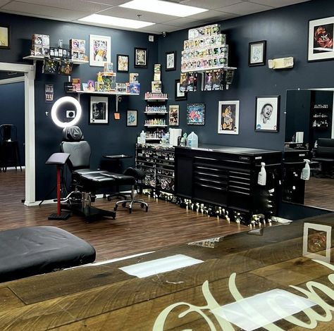 Tattoo Room Studio, Tattoo Station Ideas, Tattoo Room Ideas, Room Tattoo, Tattoo Shop Interior, Studio Room Design, Tattoo Shop Decor, Tattoo Studio Interior, Dragon Tattoo Drawing