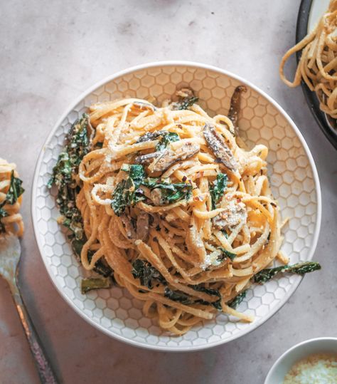 COLLARD GREEN CARBONARA (V) Vegan Collard Greens, Shiitake Bacon, Vegan Carbonara, Collard Green, Green Pasta, Vegetarian Barbecue, Carbonara Recipe, Balanced Breakfast, Vegan Beans