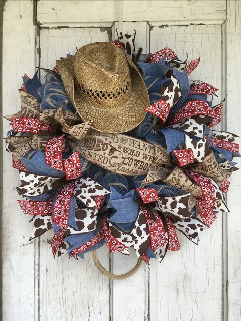 Wreath Ideas Deco Mesh, Cowboy Boot Wreath Diy, Cowboy Boot Wreath, Cowgirl Wreath Ideas, Western Style Wreaths, Cowboy Wreaths Western, Everyday Wreaths For Front Door Diy, Western Wreaths Rustic, Cowboy Hat Wreath