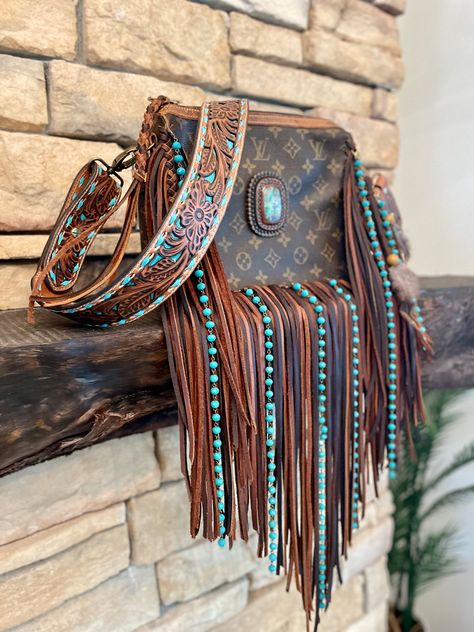 Western Bags Purses, Fringe Crossbody Purse, Western Bag, Country Hats, Cowgirl Accessories, Cute Country Outfits, Western Purses, Tooled Leather Purse, Western Accessories