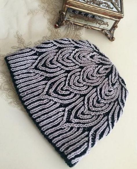 Two Color Brioche Knitting hat Brioche Crochet, Brioche Knit, Brioche Pattern, Brioche Knitting Patterns, Knitting Hacks, Brioche Knitting, Brioche Stitch, Knitting Patterns Free Sweater, Yarn Hats