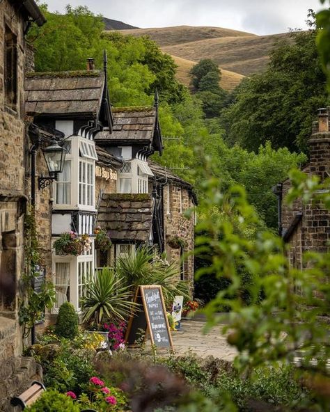 Peak District 🇬🇧 on Instagram: "From Edale to the purple heather now on full display.. there is nothing quite like the Peak District! 💜 Photos by @stevenahewitt1 To be featured, follow @peak.district and tag us! 🌲" Peak District England, Genius Loci, Picture Places, Purple Heather, Peak District, The Peak, British Isles, Future Life, Inspirational Pictures