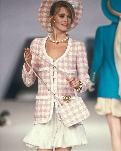 claudia schiffer, chanel haute couture s/s 1990 by karl lagerfeld 🤍 Claudia Schiffer Chanel, 1990 Fashion, 1990s Supermodels, Vintage Hollywood Glamour, 90s Runway Fashion, Runway Fashion Couture, Chanel Outfit, Fashion Drawings, Runway Outfits