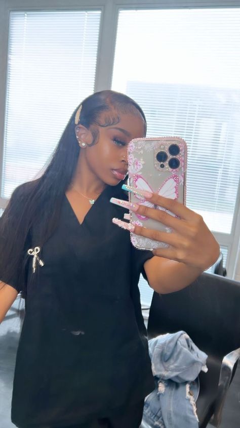 Nurse Black Women, Cosmetologist Outfit, Nurse Bae, Black Nurses, Nurse Outfit Scrubs, Nursing School Inspiration, Medical Scrubs Fashion, Nursing Goals, Nurse Outfit