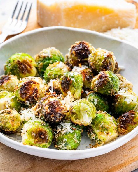 These perfectly crispy Garlic Parmesan Roasted Brussels Sprouts are easy and quick to put together and only calls for a few ingredients. #roastedbrusselssprouts #brusselssprouts #recipe Parmesan Roasted Brussels Sprouts, Parmesan Roasted Broccoli, Jo Cooks, Sprouts Recipe, Pasta Side Dishes, Simple Vinaigrette, Pasta Sides, Roasted Brussel, Roasted Brussels Sprouts