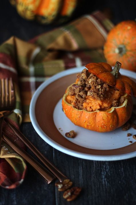 This Sweet Potato Stuffed Pumpkin Recipe is inspired by the TV show, Friends! Not only do they look adorable, but they are absolutely delicious! Feast Of Starlight, Thanksgiving Episodes, Sweet Potato Stuffed, Potato Stuffed, Charlie Brown Thanksgiving, Stuffed Pumpkin, Whipped Potatoes, Friends Thanksgiving, Eggplant Recipes